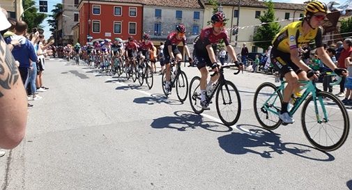 Passa il giro e qualcuno scrive: “Non passa lo straniero”