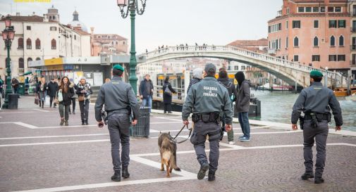 Dall'auto spuntano 2,5 chili di droga: arrestati tre spacciatori