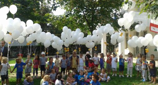 Lanciati 500 palloncini solidali per la pace