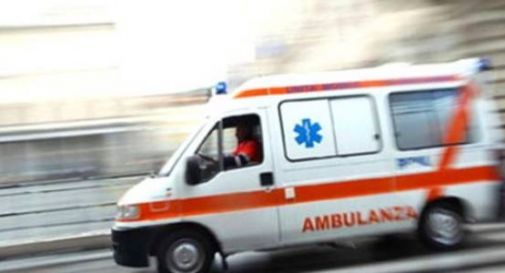 Schianto tra auto e tir, muore una donna