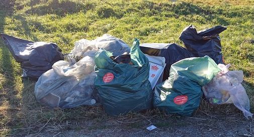 Rifiuti abbandonati lungo il torrente: individuato e denunciato 