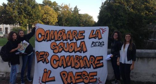 Studenti in piazza contro caro-trasporti e scuole a pezzi