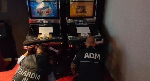 Slot machine irregolari, sequestro nel locale