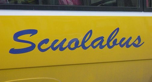 Scuolabus si ribalta, feriti tre bambini