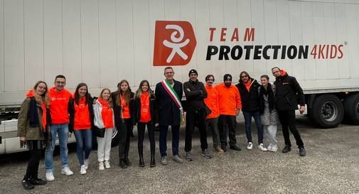 I volontari di Protection4kids alla partenza di Castelfranco, salutati dal sindaco Stefano Marcon