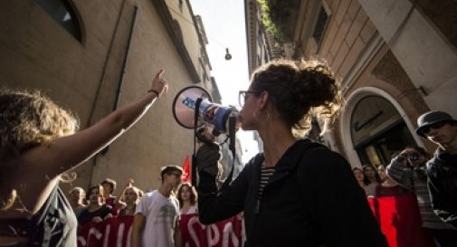 Studentesse liceali trasferite vicino a istituto tecnico: 