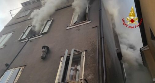 Intrappolato in casa mentre infuria l'incendio 