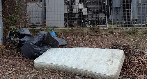 Ecofurbi abbandonano materasso a due passi dal cimitero di Oderzo