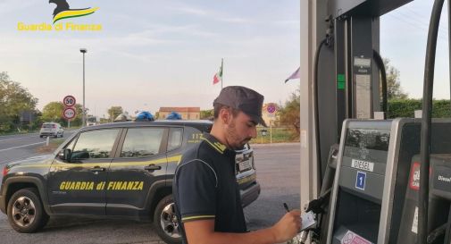 Controlli sui distributori di carburante: 25 violazioni riscontrate