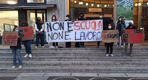 sit-in studenti piazza Borsa 