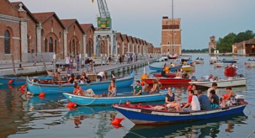 A Venezia drive-in in barca nel bacino dell'Arsenale