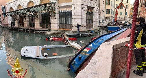 Venezia, imbarcazione da trasporto si rovescia dietro il teatro La Fenice