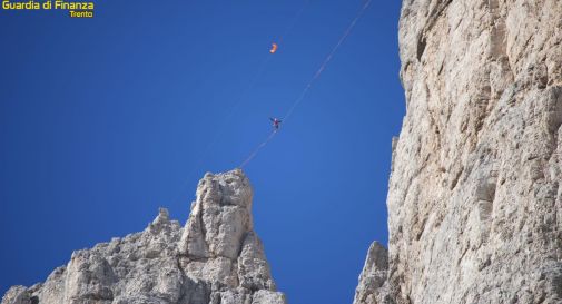 Scoperti mentre camminavano lungo una corda tra le cime