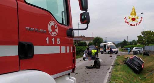 Schianto violentissimo tra due auto: due feriti, uno è grave