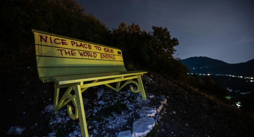 vandali panchina gigante revine lago