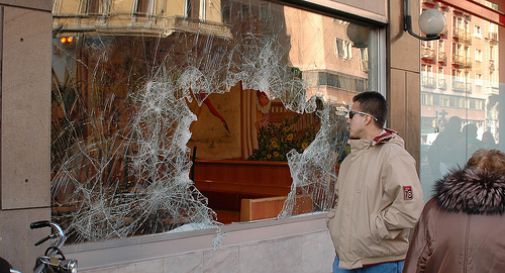 Ladri svaligiano negozio. Cittadini guardano e non chiamano polizia