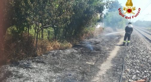 Guasto al treno, le scintille incendiano le sterpaglie lungo la ferrovia