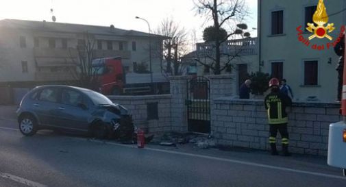 Esce di strada e si schianta contro un muretto, auto fracassata