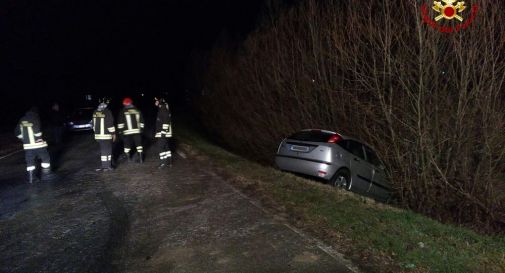 Ghiaccio sulle strade, auto nel fosso 