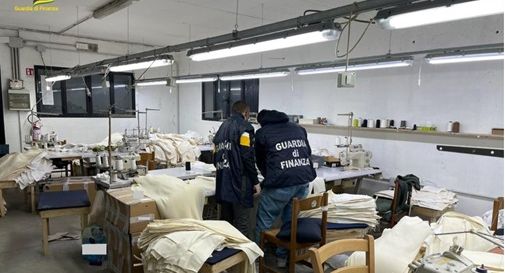 Blitz al laboratorio tessile: scoperti cinque lavoratori 'in nero'