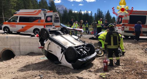 Moto contro minicar, poi finita rovesciata fuori strada