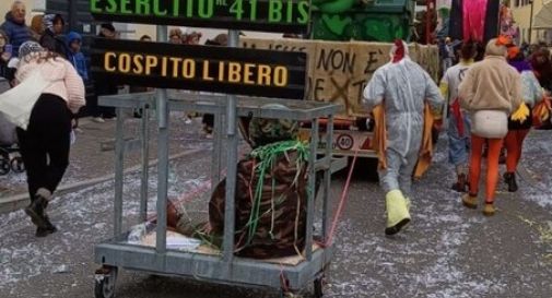 Alla sfilata di Carnevale carretto con la scritta 'Cospito libero', maschere fermate