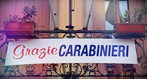 Motta, striscione davanti al Comune: ''Grazie Carabinieri''