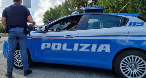 Va in escandescenza, ruba una bici e poi si azzuffa con un poliziotto 