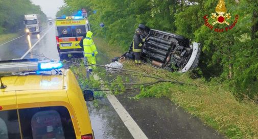 Finisce fuori strada con l’auto e rimane ruote all’aria nel fossato