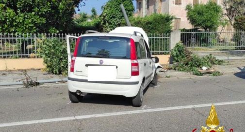 Perde il controllo dell'auto, sbatte contro un albero e poi contro un palo dell'illuminazione pubblica   