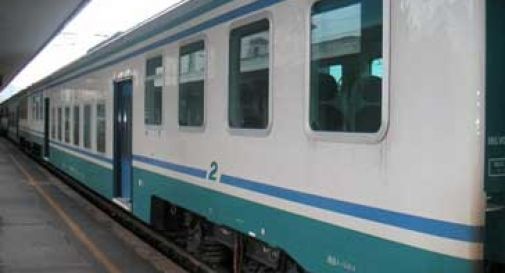 Frana, treno si schianta contro un masso