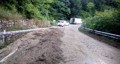 Forte maltempo, cede il terreno: frana a Fregona lungo la provinciale