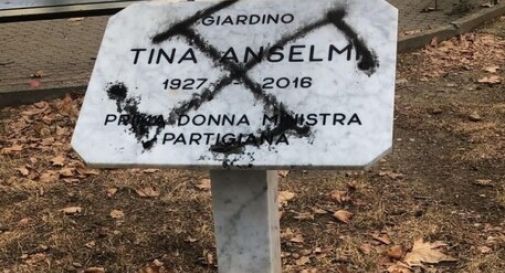 Svastica sulla targa dedicata a Tina Anselmi 