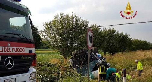 Camion esce di strada, autista estratto dalle lamiere 