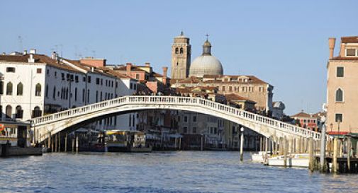 Migrante suicida a Venezia, il funerale a spese del Comune