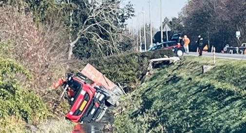 Ancora un incidente a Cessalto: camion finisce nel fosso