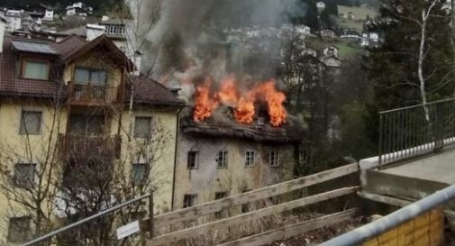 In fiamme edificio disabitata in centro, scatta l'allarme