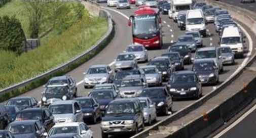 Tir in fiamme, 10 km di coda in autostrada