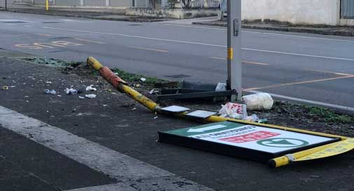 Conegliano, incidente a due passi dal centro: centra il palo della fermata dell'autobus e lo butta giù