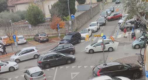 Conegliano, strada chiusa per lavori: traffico in tilt vicino all'ospedale