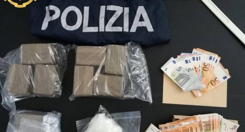 Anziana viaggiava con due ragazzini, 5 chili di hasish e 4 etti di cocaina