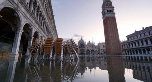 Venezia restaura la pavimentazione di Piazza San Marco dai danni della marea