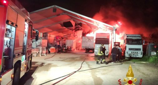 Incendio in un deposito, distrutti camion e rimorchi 