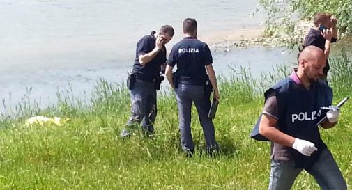 Scivola nel fiume e rimane intrappolato nel fango: lo salvano all'ultimo