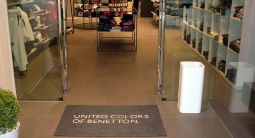 Benetton taglia. Ma con riguardo