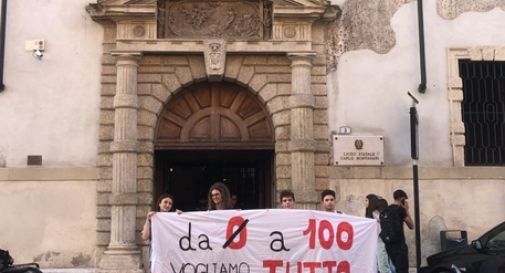 Scuola, flash mob degli studenti del liceo