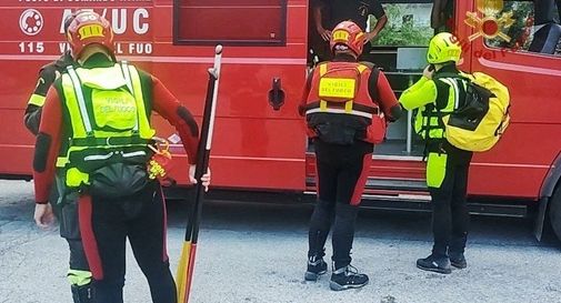 Le ricerche hanno coinvolto vigili del fuoco, elicotteri e soccorso alpino. Il corpo è stato individuato nel tardo pomeriggio vicino al cimitero cittadino.