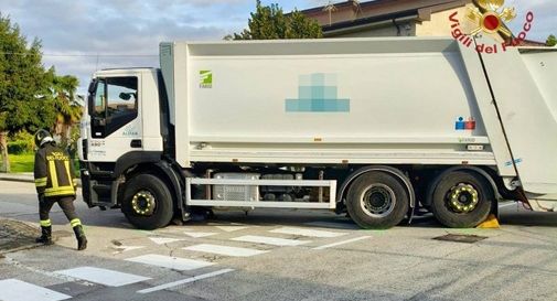 Mamma travolta e uccisa da un camion della spazzatura davanti alla figlia di 9 anni