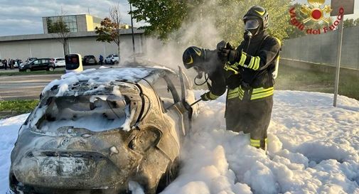 Auto elettrica prende fuoco durante la ricarica nel parcheggio del centro commerciale