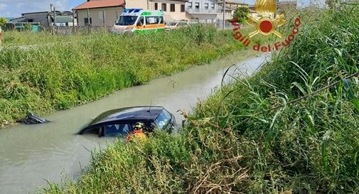 Scontro tra due vetture finisce nel canale: una macchina ribaltata in acqua e feriti soccorsi sul posto 